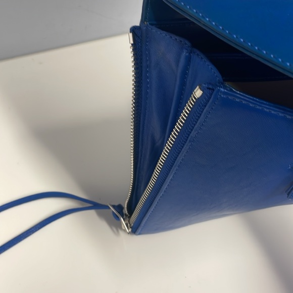 OLIVIA HARRIS.  Woman’s. Leather purse. All leather. Blue color  Great condition - Picture 10 of 11